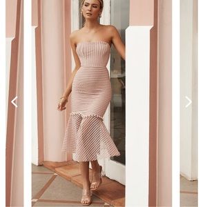 Selfie Leslie- ZOEY LACE OVERLAY
FLOUNCE HEM MIDI DRESS - Blush